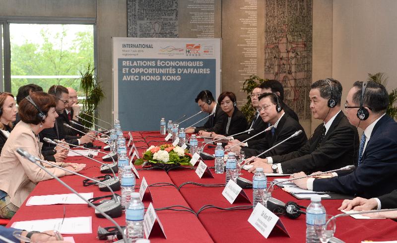 The Chief Executive, Mr C Y Leung (second right), meets with the President of Languedoc-Roussillon, Midi-Pyrénées Region, Mrs Carole Delga (first left), in Toulouse, France, today (June 7, Toulouse time) to learn about Toulouse's latest developments in aviation, engineering, innovation and technology. Accompanying Mr Leung are the Secretary for Transport and Housing, Professor Anthony Cheung Bing-leung (third right), and the Secretary for Innovation and Technology, Mr Nicholas W Yang (first right). 